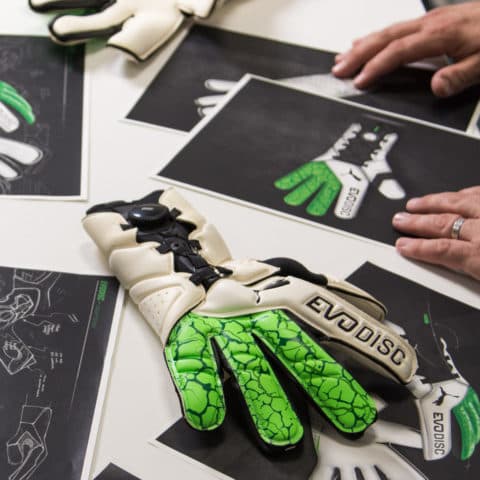Designer exclusive: PUMA evoDISC Gloves | SOCCER.COM