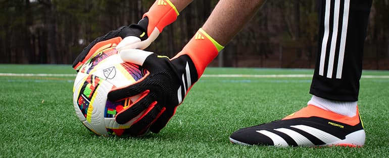 How to Buy the Best Goalkeeper Gloves | SOCCER.COM